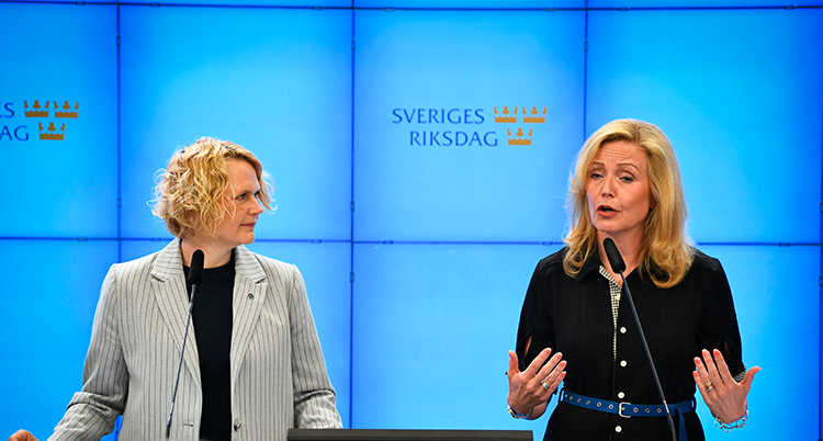 Två kvinnor pratar i varsin mikrofon.