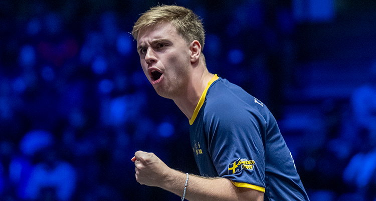 Han ropar och knyter näven. under en match.