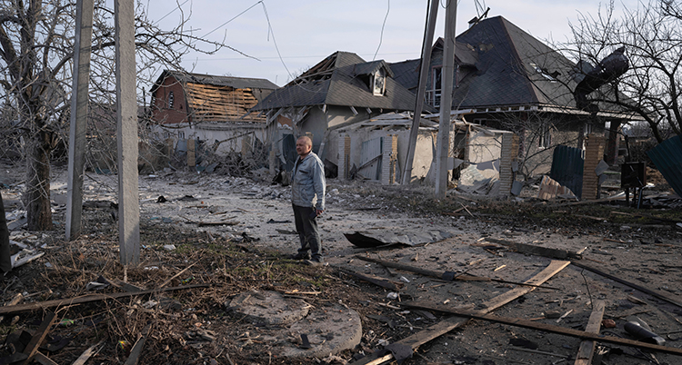 En man på en gata med massor av bråte.