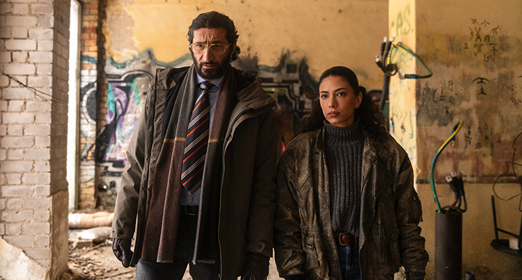 De står bredvid varandra och tittar på något utanför kameran.