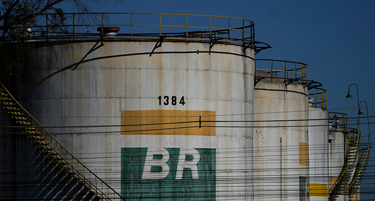 Tre stora silos med företagets märke.