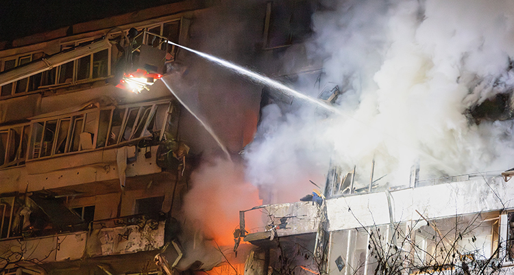 Brandmännen jobbar med att släcka elden.