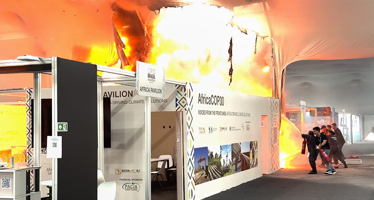 Folk försöker släcka elden.