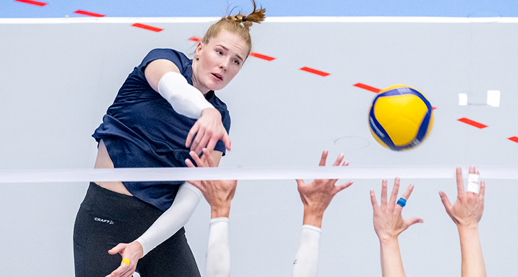 På en träning i volleyboll. Isabelle Haak hoppar upp och smashar till bollen.