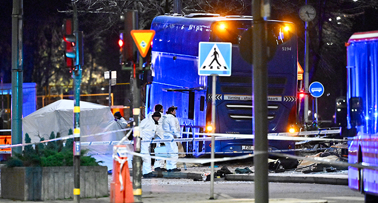 Det är mörkt ute. En buss står stilla på Östermalm i Stockholm.