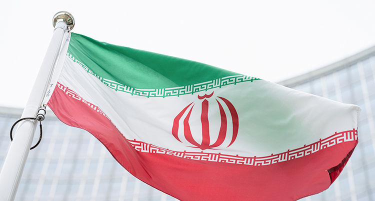 En iransk flagga på en flaggstång.