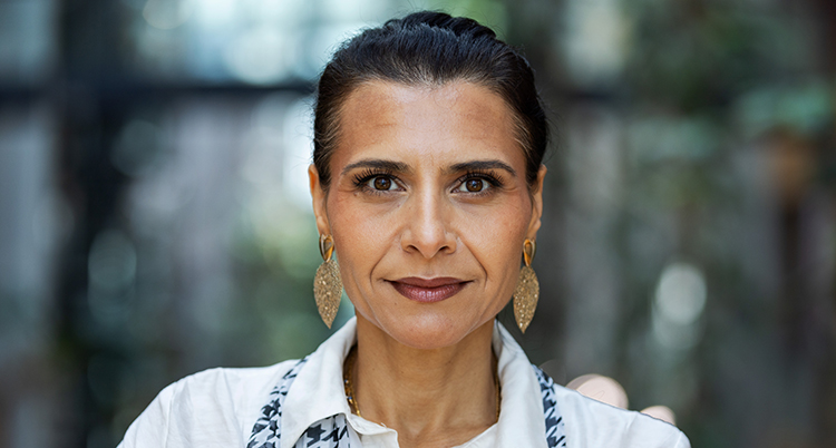 Ett ansikte på nära håll. Hon har bruna ögon och mörkt hår.