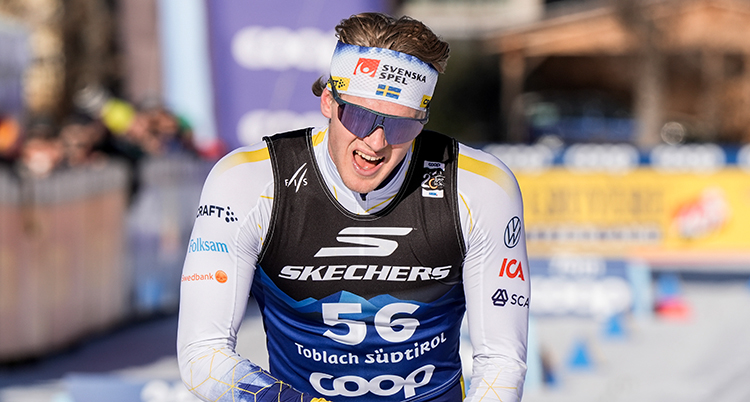 Han pustar ut efter ett lopp. Han har solglasögon och en bandana.