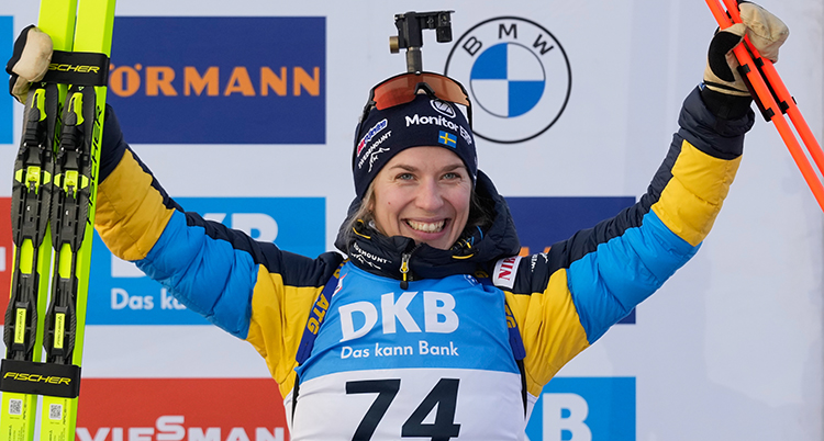 Anna Magnusson räcker armarna upp i luften som en segergest.