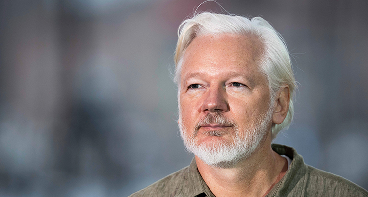 Porträtt. Han har vitt hår och vitt skägg.