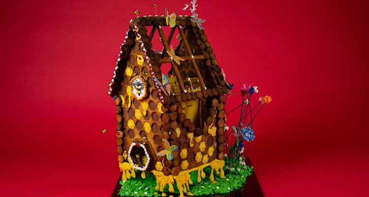 Ett hus av pepparkaka med glasyr i många färger.