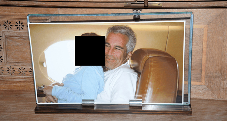 Epstein med ett barn i knät. Barnets ansikte är maskat med en svart ruta.