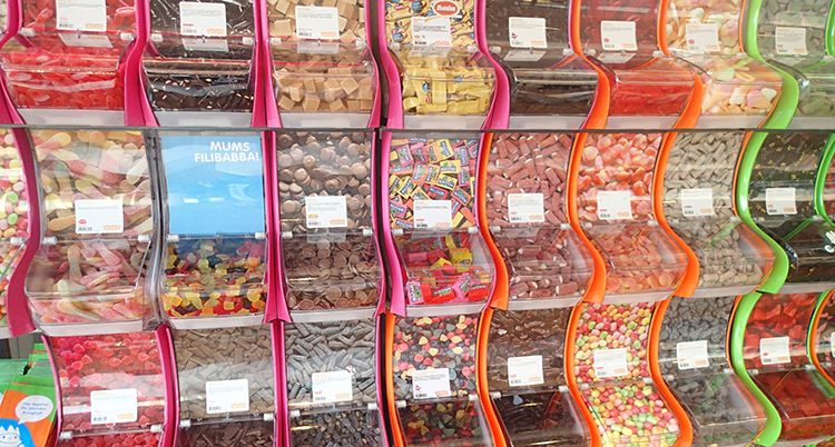 Många burkar med godis i en affär.