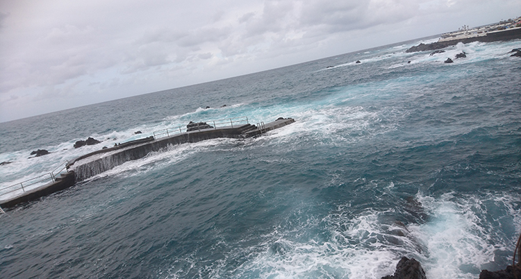 Havet och en molning himmel.