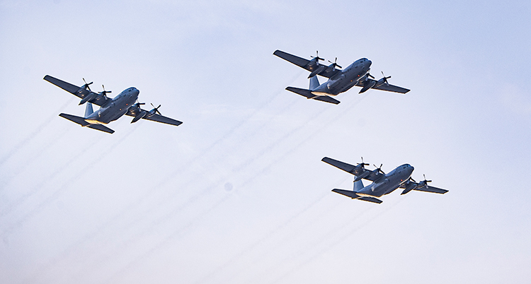 Tre flygplan i luften.