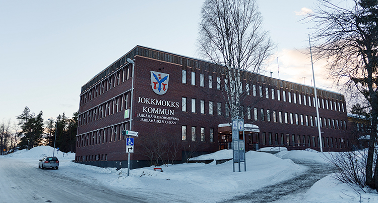 Ett stort hus i tegel. Det är snö på marken.