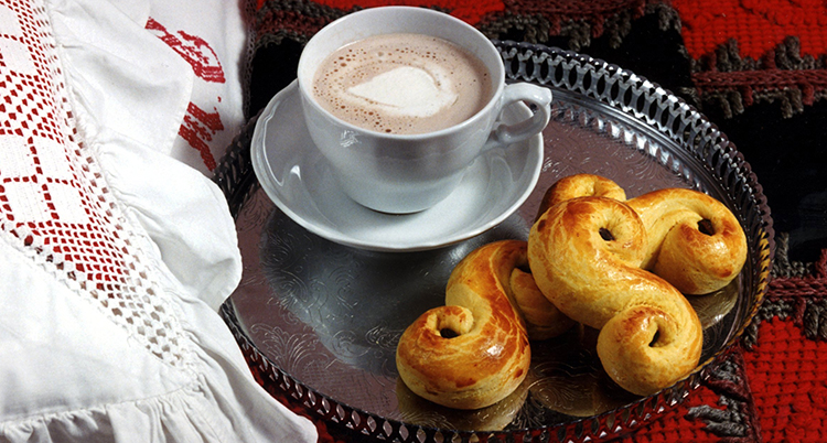En kopp choklad och några lussebullar.