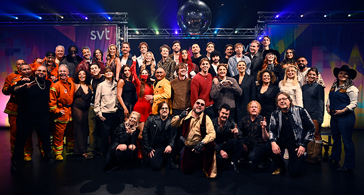 De står tillsammans under en stor discokula.