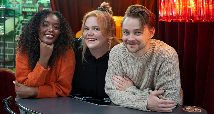 De står bredvid varandra vid ett bord.