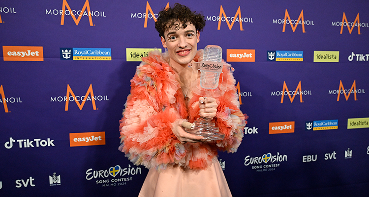 Nemo med sin pokal efter segern i Eurovision.