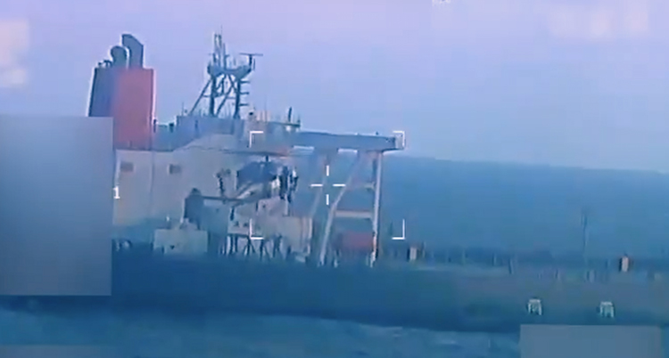 En suddig bild på en båt i havet.