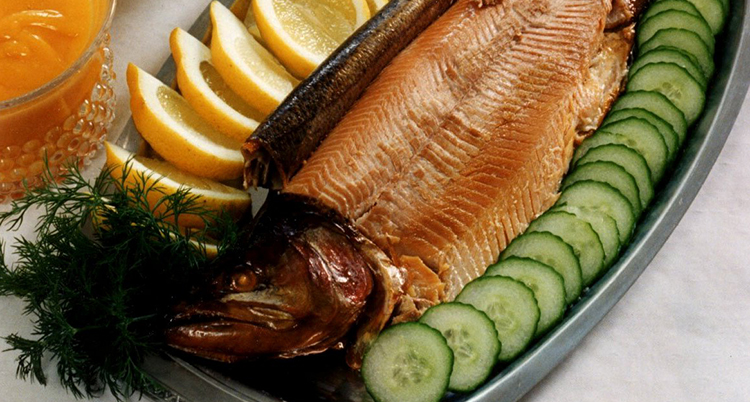 Ett fat med fisk och grönsaker.