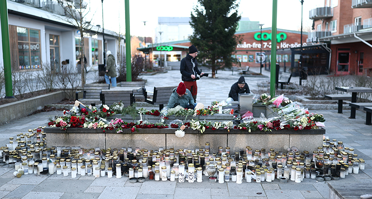 Ljus och blommor på ett torg.