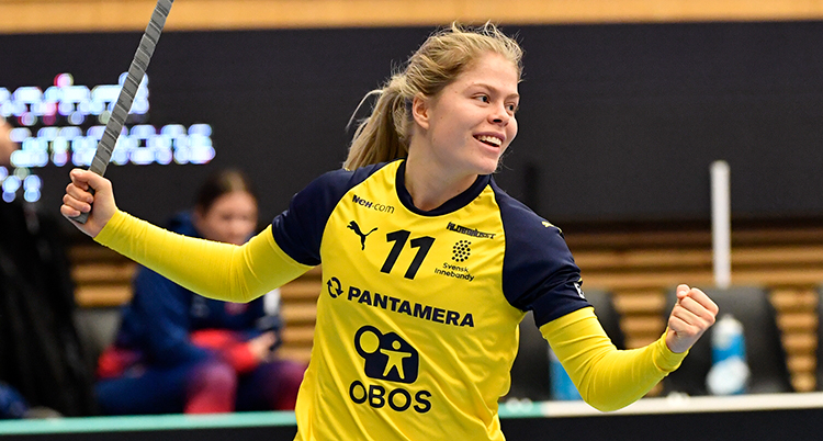 Hon är glad efter ett mål.