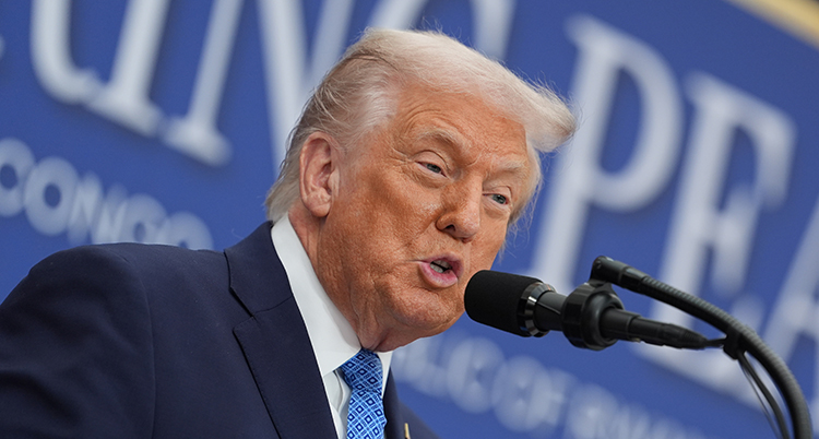 Han pratar i en mikrofon.