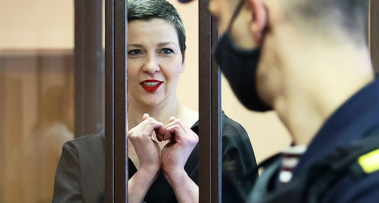 Hon formar ett hjärta med sina händer.