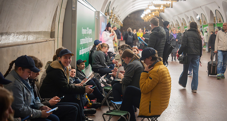 Människorna sitter gångarna till en tunnelbana.