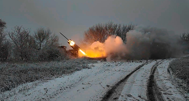 En raket är på väg att skjutas iväg. Det berinner och ryker ifrån den.