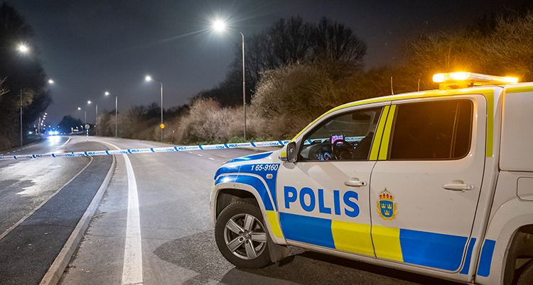 En polisbil på en gata.