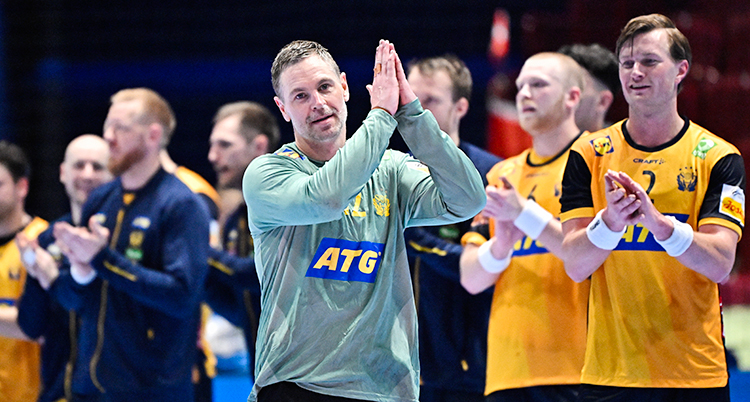 Spelarna står på planen och klappar händerna.