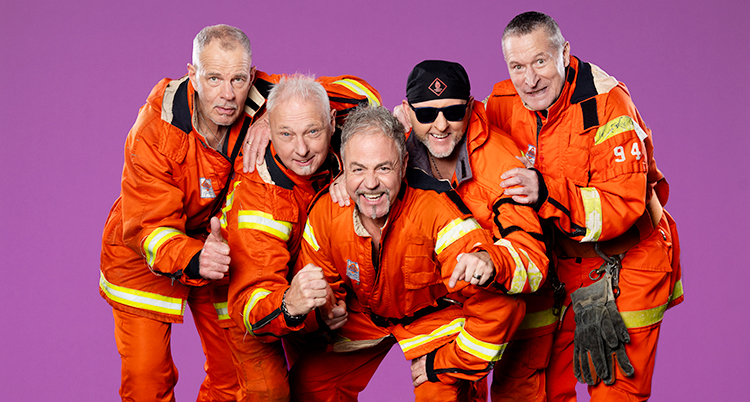 Fem glada män som har på sig brandmanskläder.