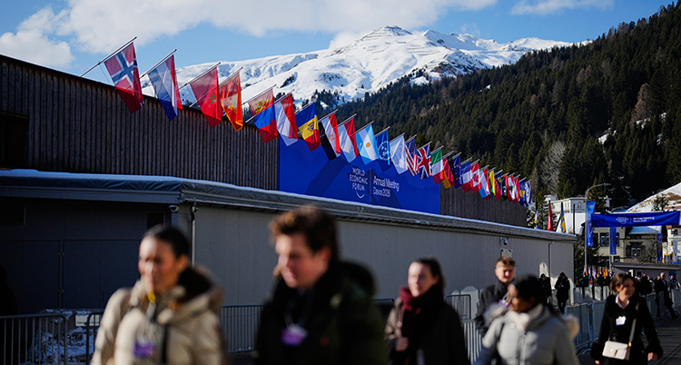 Flera länders flaggor hänger på byggnaden.