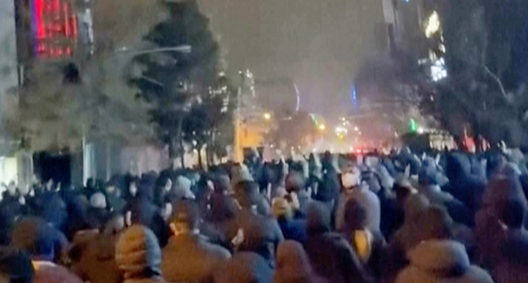 En suddig bild på många människor som går tillsammans på en gata-