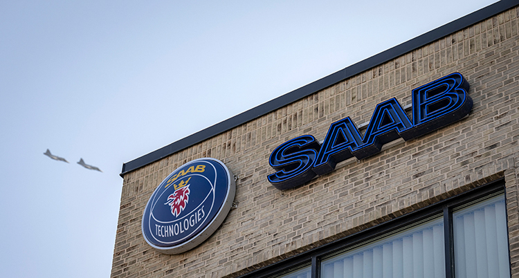 Del av en stor byggnad som det står Saab på.