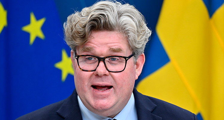 Han pratar och han har glasögon.