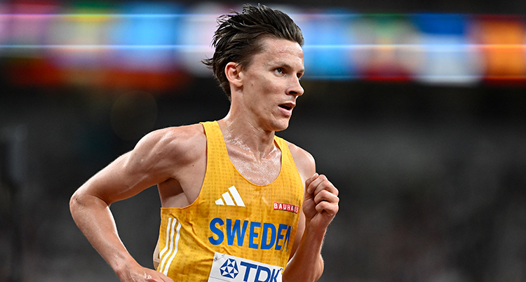 Halvfigur. Han springer ett lopp. Han är svettig. På tröjan står det Sweden.