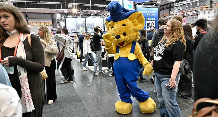 En person som är utklädd till björnen Bamse. Från Bokmässan i Göteborg.