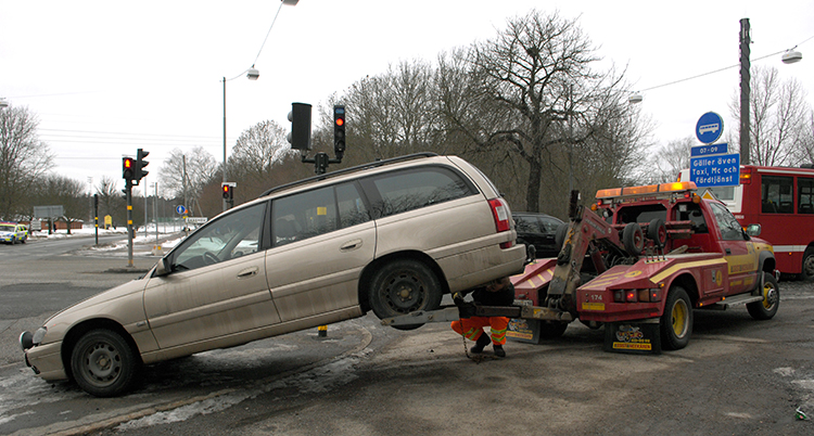 En bil blir bärgad.