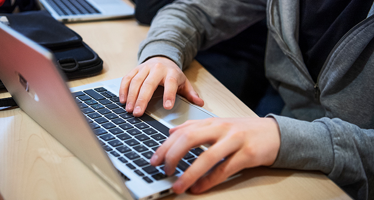 Händer skriver på en dator.