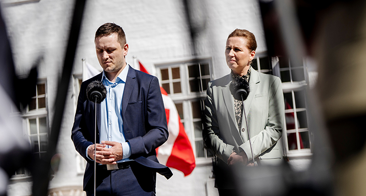 De står framför mikrofoner och pratar.