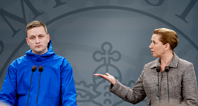 De står framför mikrofoner och pratar.