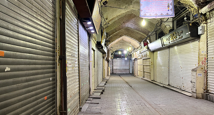 En marknad under tak. Det är tomt på folk. Affärerna är stängda.