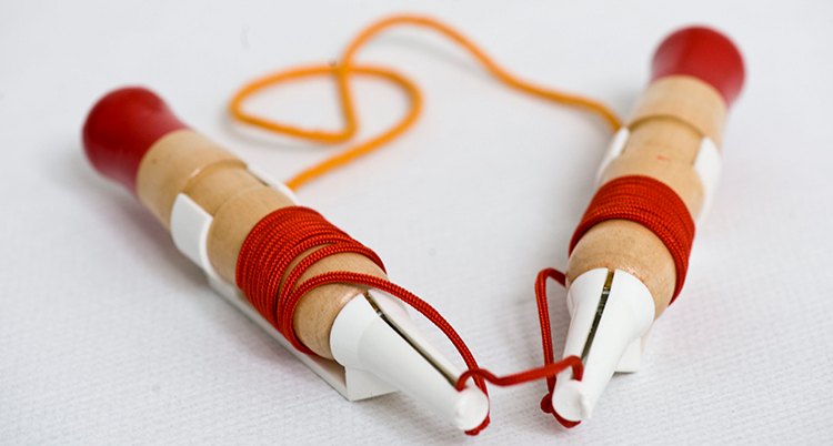 Isdubbarna har ett skaft för händerna att hålla i. På toppens sitter en vass dubb. Ett snöre håller ihop isdubbarn.