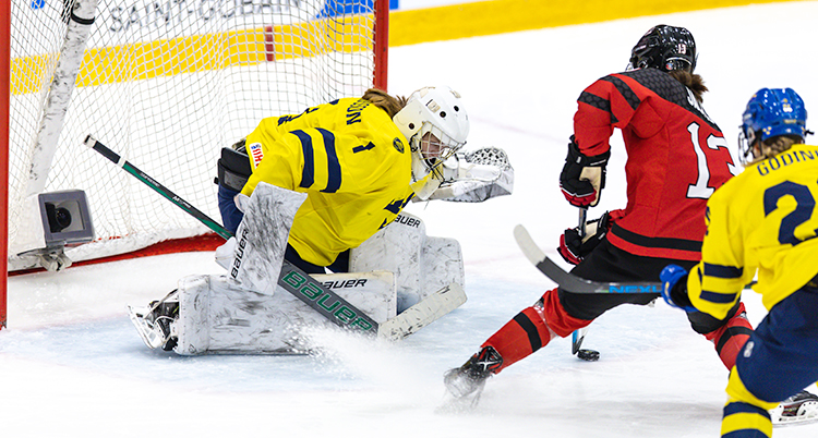 En match i ishockey mellan Sverige och Kanada, unga damer.