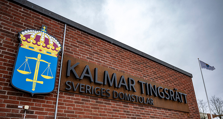 Väggen på en byggnad. Det står Kalmar tingsrätt på den.