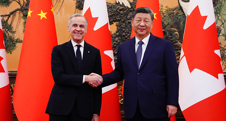 De två männen skakad hand med varandra.